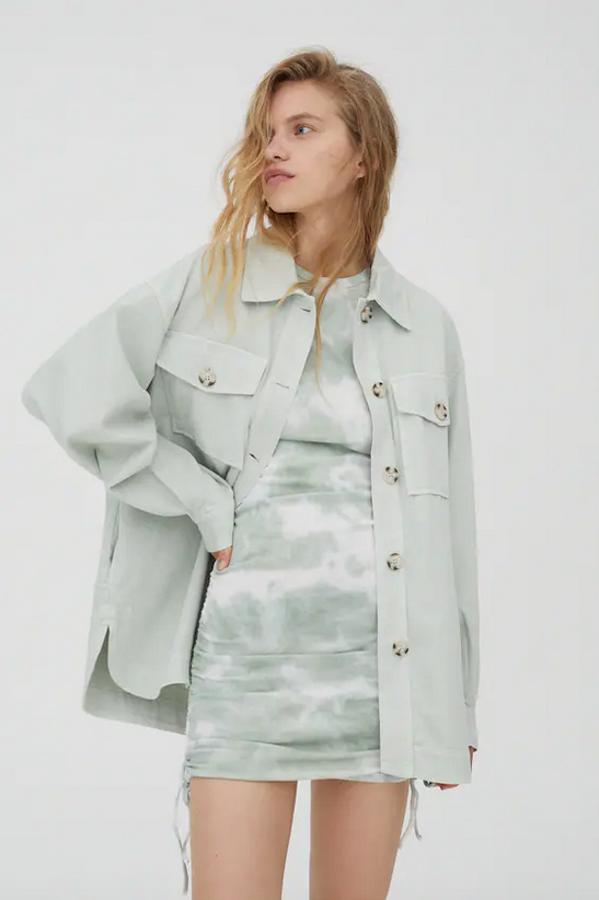En menta claro, confeccionada en algodón y con cuello clásico, esta sobrecamisa en verde menta podemos encontrarla en Pull & Bear por 29,99 euros. Con bolsillos de plastrón con solapa y botón en la pechera, bolsillos laterales ocultos en la costura y cierre frontal de botones a contraste, está disponible entre las tallas XS y XL.
