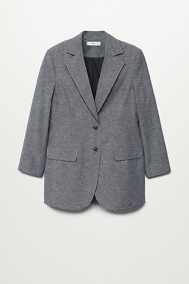 Blazer de la nueva colección de primavera de Mango, con un tejido con lino gris.