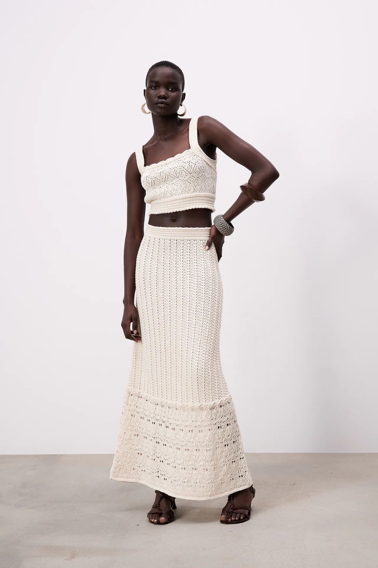 Falda blanca de corte largo con tejido de punto calado. Una opción super romántica para llevar con todo esta primavera. En Zara por 25,95 euros.