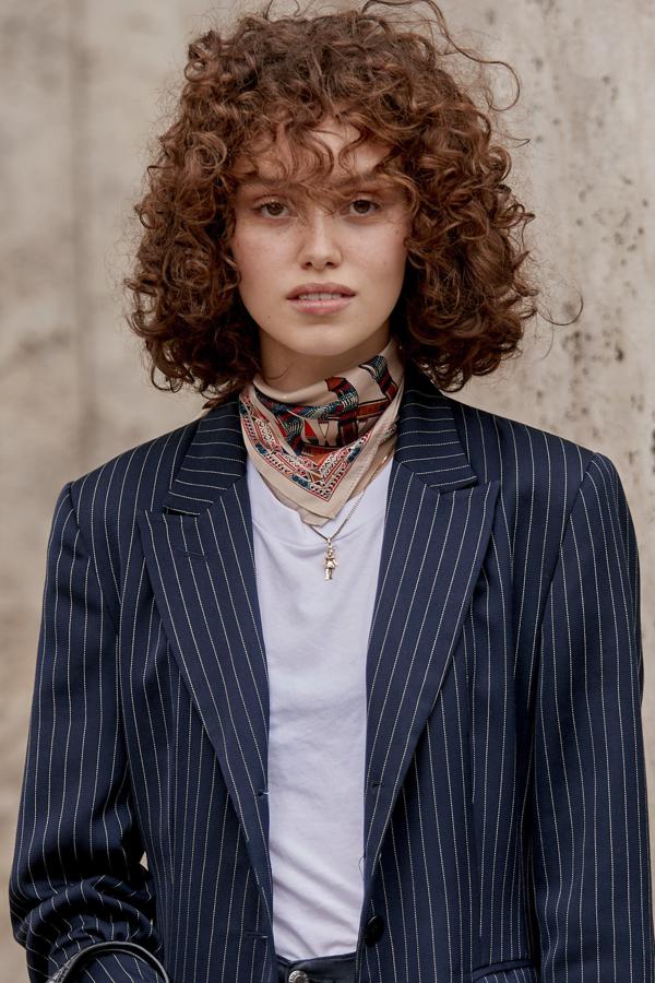 "Las que tienen el pelo rizado, pueden decidirse por un flequillo, consiguiendo así uno de los looks más cool. Este tipo de flequillos se cortan en seco y siempre dejándolo un poco más largo por si el rizo se encoge demasiado", explica Felicitas Ordás de Felicitas Hair.