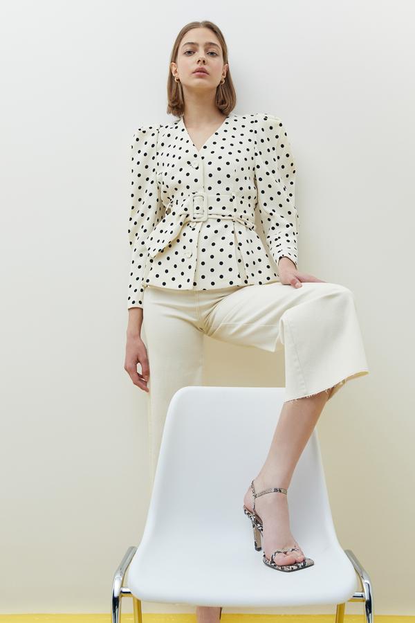 Chaqueta sin solapas con cinturón a juego, de Sfera (59 €).