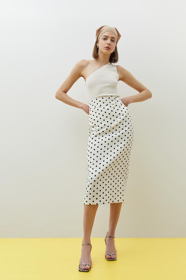 Falda midi de corte tubo, de Sfera (39,99 €).