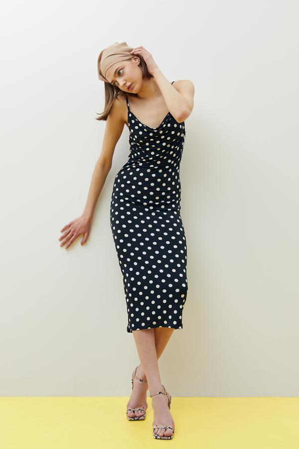 Vestido midi de corte lencero, de Sfera (29,99 €).