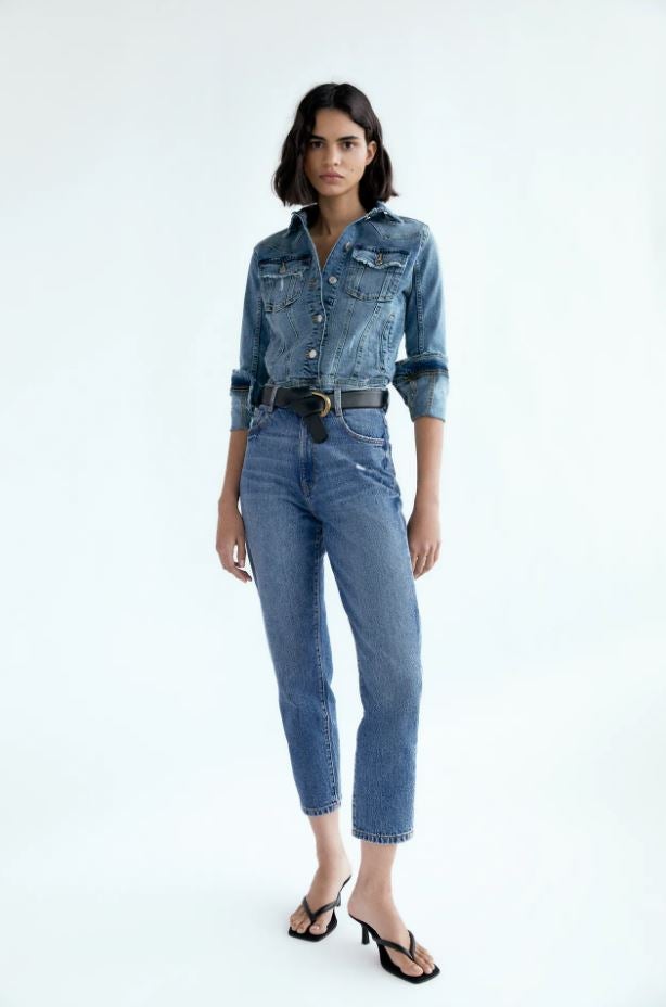 Un  look 'total denim'  (este es de Zara y tanto la cazadora como los mom jeans cuestan 25.95 euros).