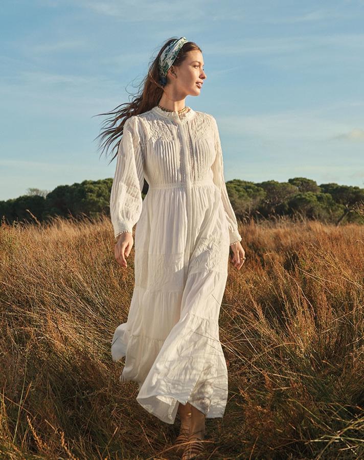 Un vestido blanco romántico ( El Corte Inglés , 129 euros)