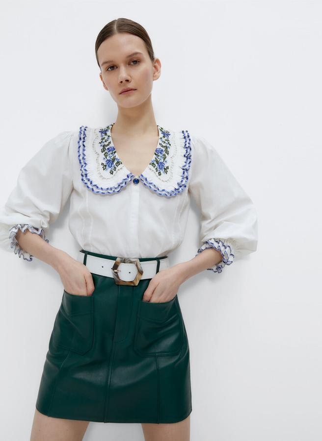 Camisa de algodón con manga larga y cuello bordado, de Uterqüe (79 €).