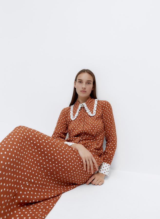 Vestido de lunares con cuello contrastado, de Uterqüe (119 €).