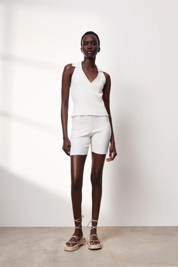 Shorts jacquard de tiro alto en color blanco roto (12,95 euros).