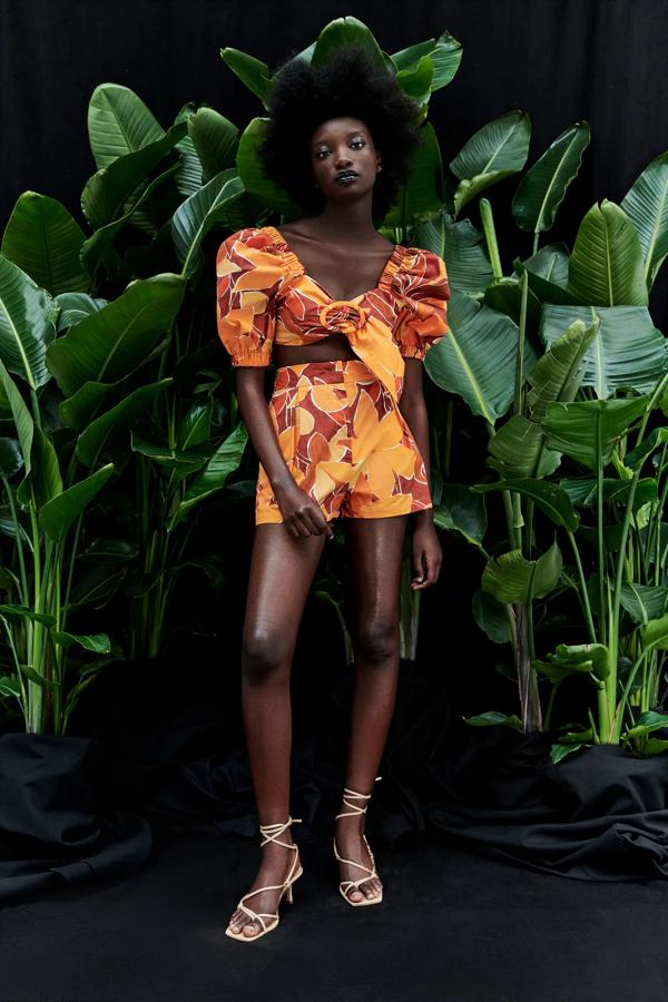 Bermudas de pinzas estampadas y tiro alto (22,95 euros).