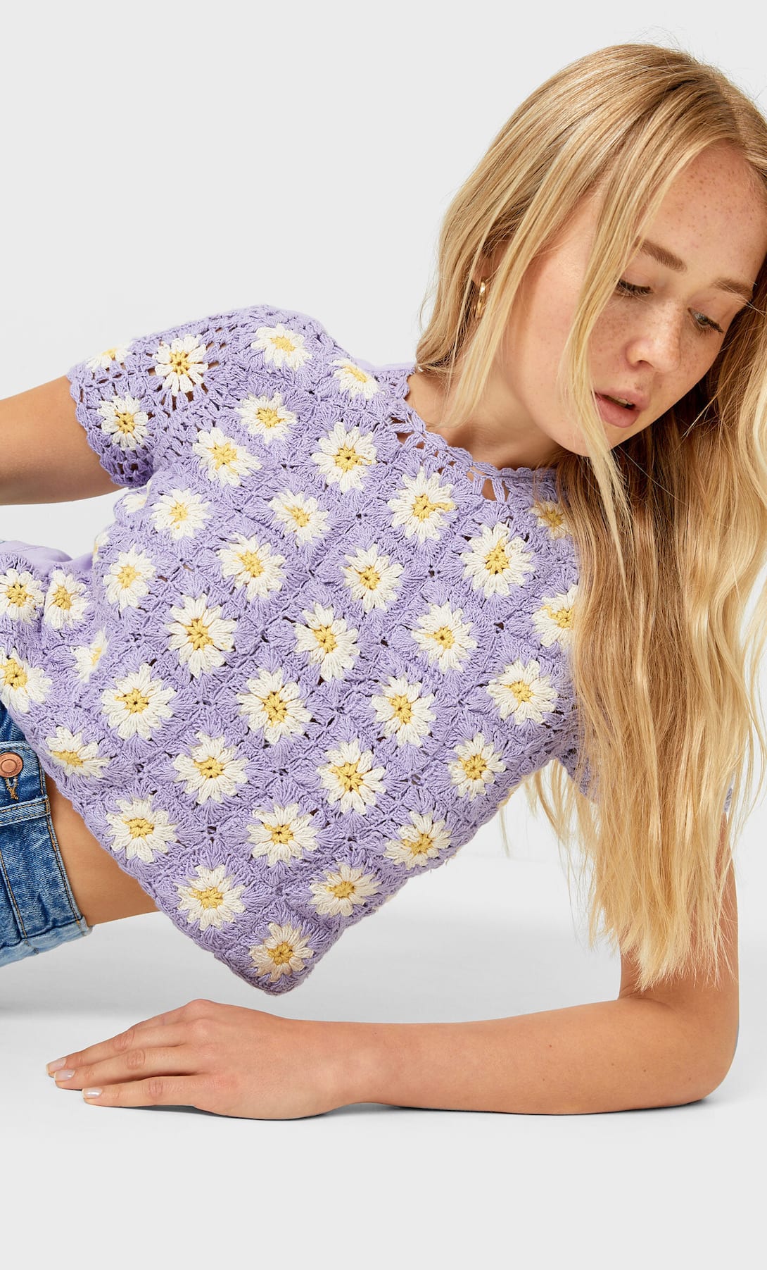 Si sigues apostando todo al crochet, te gustará esta camiseta lila super primaveral con margaritas de Stradivarius ¡y a tu abuela también! La ropa de ganchillo actualizada es esta maravilla. (19,99 euros).