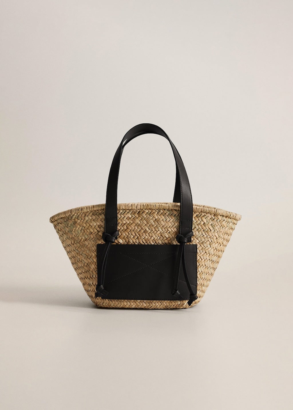 Bolso estilo capazo de rafia con detalles en color negro de Mango Outlet (20,99 euros)