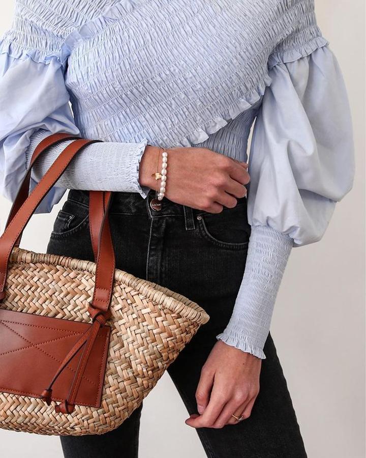 Este bolso de Mango combina perfectamente con los tonos azules, en su versión más primaveral.