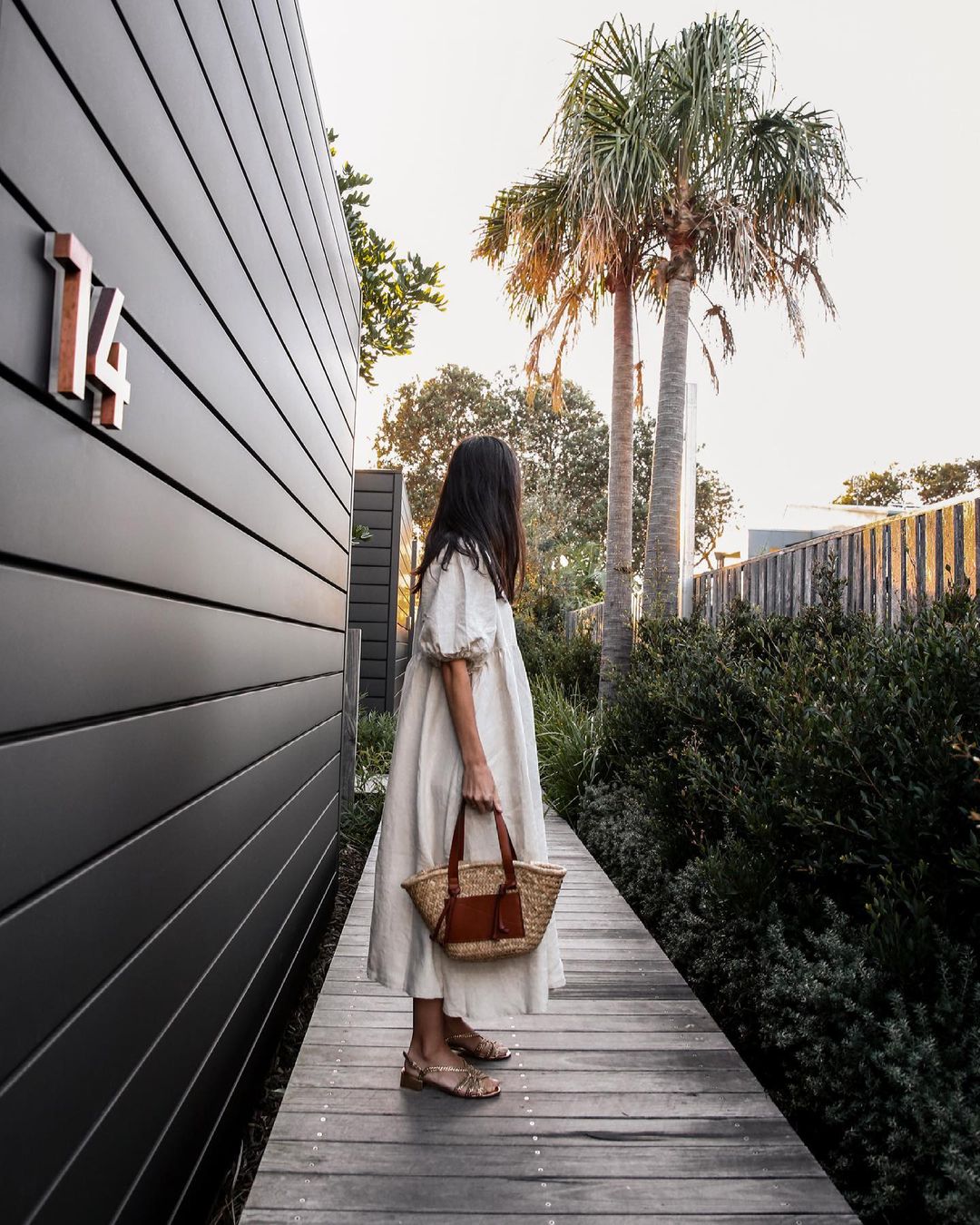 Este bolso es el aliado perfecto de tu vestido blanco favorito y unas sandalias planas metalizadas.