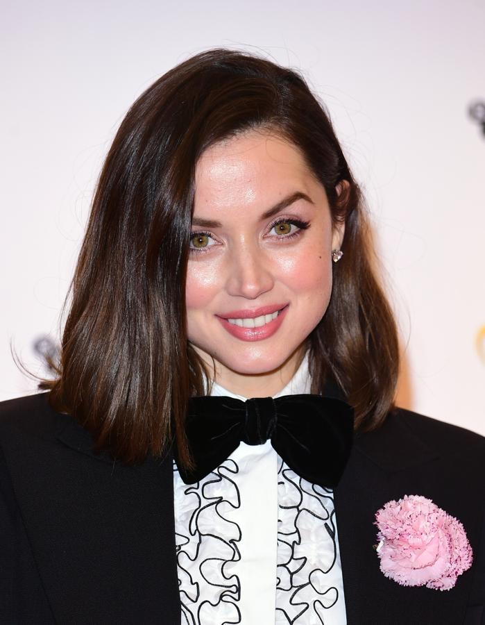 Antes de pasarse al blunt bob, Ana se había afianzado en una versión long a la altura de la clavícula que ha estado luciendo de diferentes formas durante el último año. Un corte que ha llevado con su castaño oscuro natural y que es, sin duda, el corte menos atrevido que ha llevado.