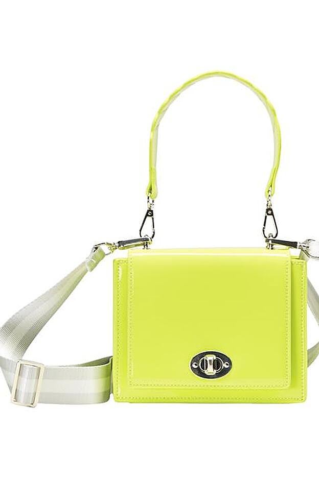 El capricho de la selección: un bolso de mano cuadrado verde neón.