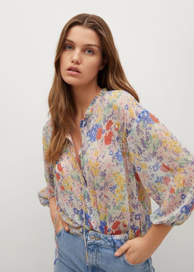 Blusa con estampado de flores multicolor de la nueva colección de primavera de Mango (25,99 euros)