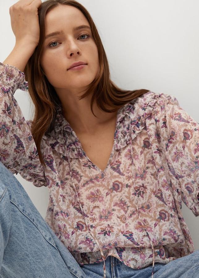 Los volantes son un detalle que hace un poquito más especiales a este tipo de blusas. Esta de Mango tiene un precio de 25,99 euros.