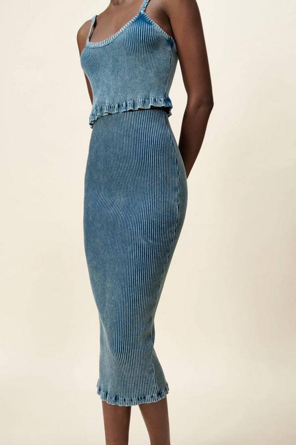 Diseño ajustado para esta falda tubo de Zara de diseño ajustado en tie dye azulado, con tiro alto y cintura elástica. Perfecta para entallar nuestra figura, cuesta 15,95 euros y está disponible en las tallas S, M y L.