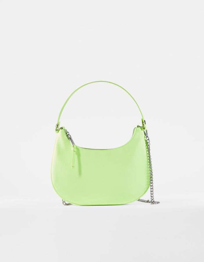 Con doble asa corta y larga de cadena y forma de media luna, de Bershka (12,99 €).