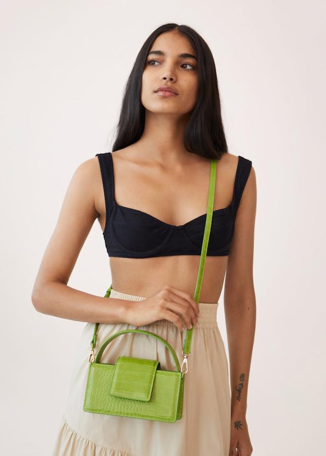 Bandolera con doble asa de piel con efecto cocodrilo, de Mango (15,99 €).