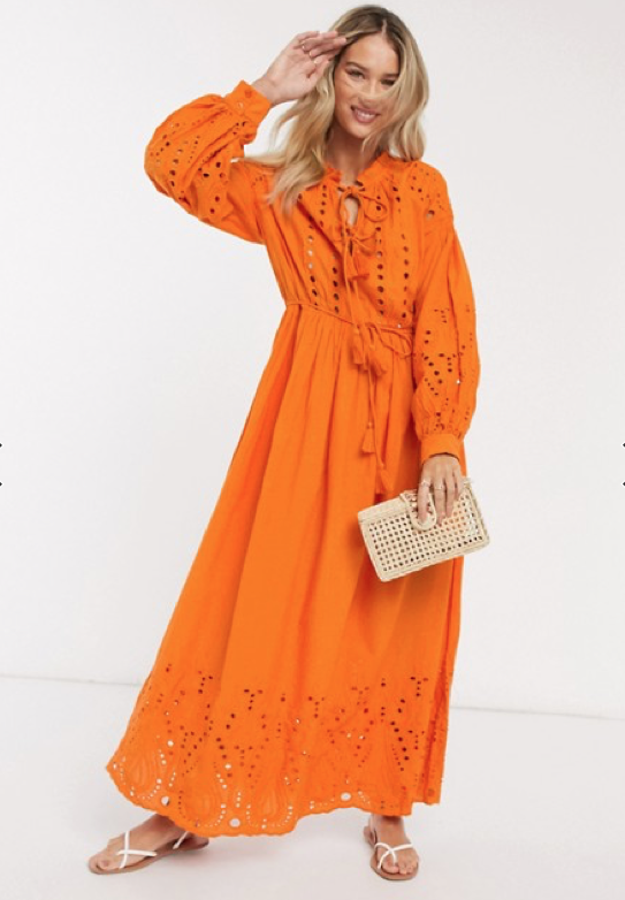 Maravilloso vestido naranja, profusamente decorado con bordados perforados y detalle anudado en el cuello y la cintura.  Este vestido romántico es de la firma Y.A.S . y está rebajado en la tienda multimarca Asos: costaba 104,99 euros, pero s eha quedado en 83,95 euros.