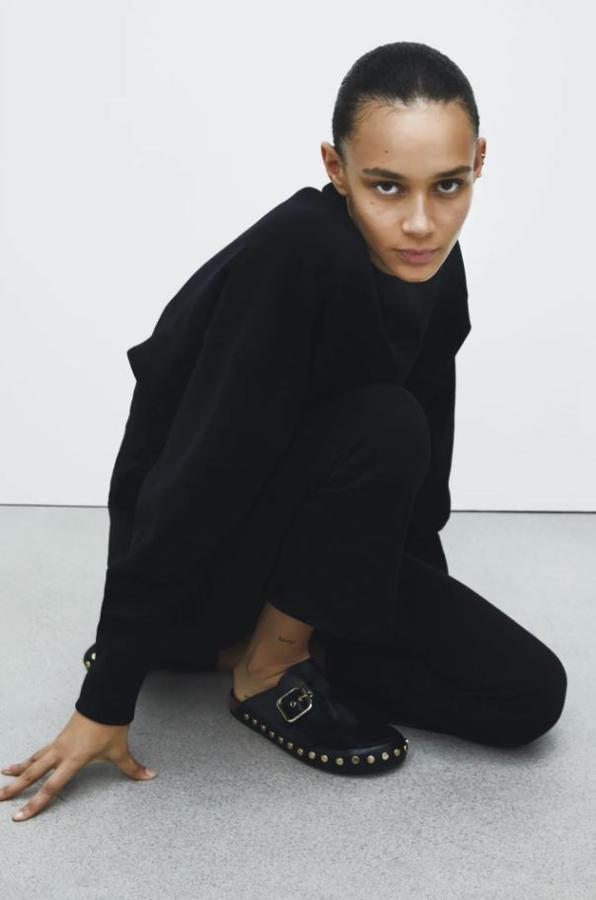 Zueco plano de piel con hebillas y tachuelas de Zara. Precio: 69,95€