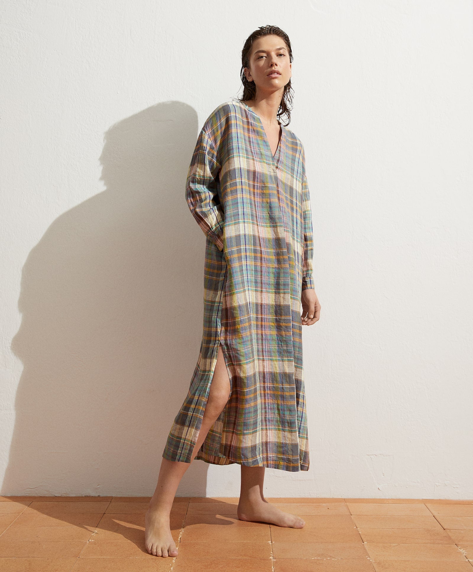 Caftán de lino con estampado de cuadros multicolor para looks cómodos y alegres. (59,99 euros).