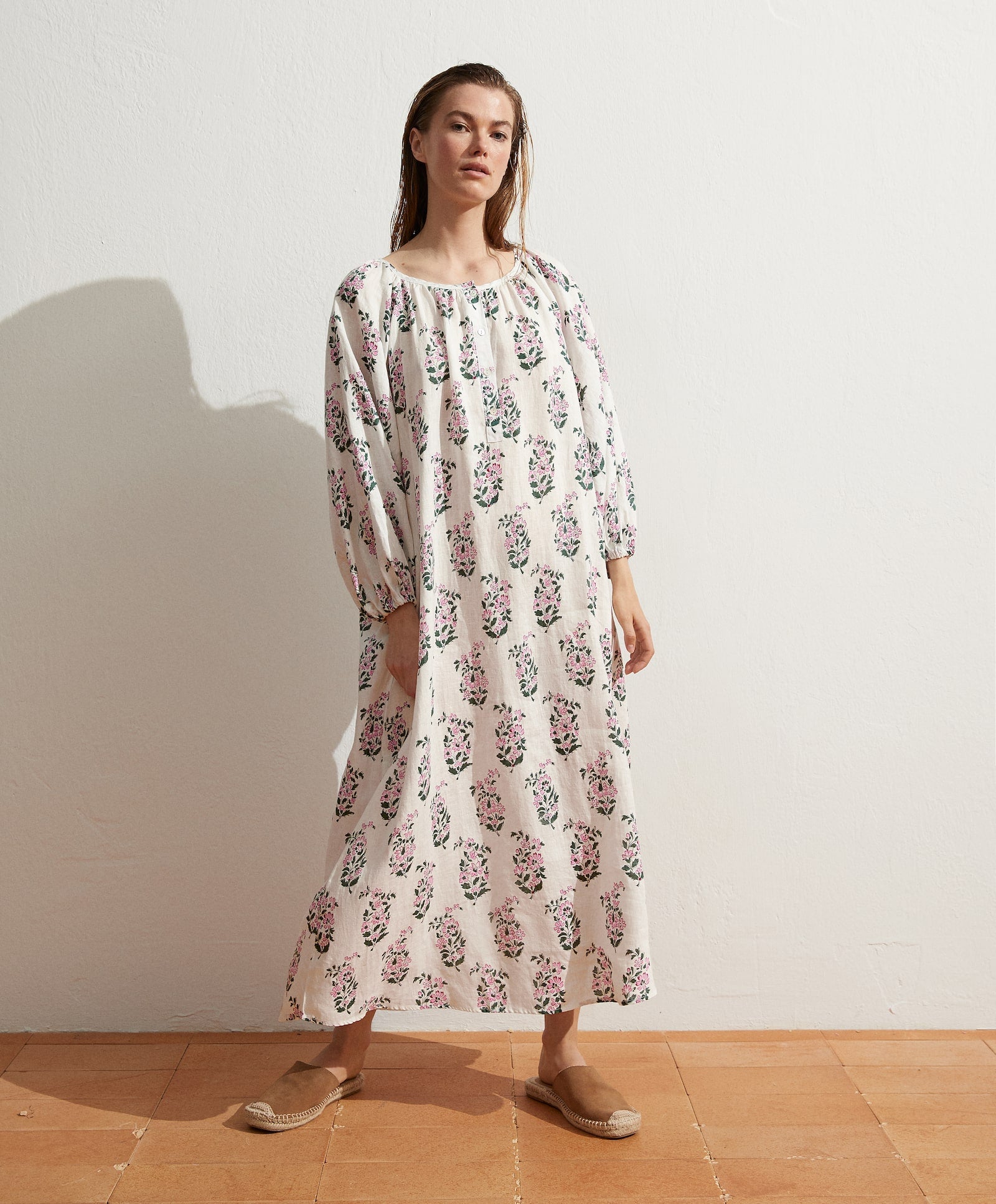 Otro caftán de lino pero esta vez con un estampado de flores super primaveral y refrescante que ya nos hace soñar con el buen tiempo. Escote con cierre de botones, cuello mao y manga larga. (59,99 euros).