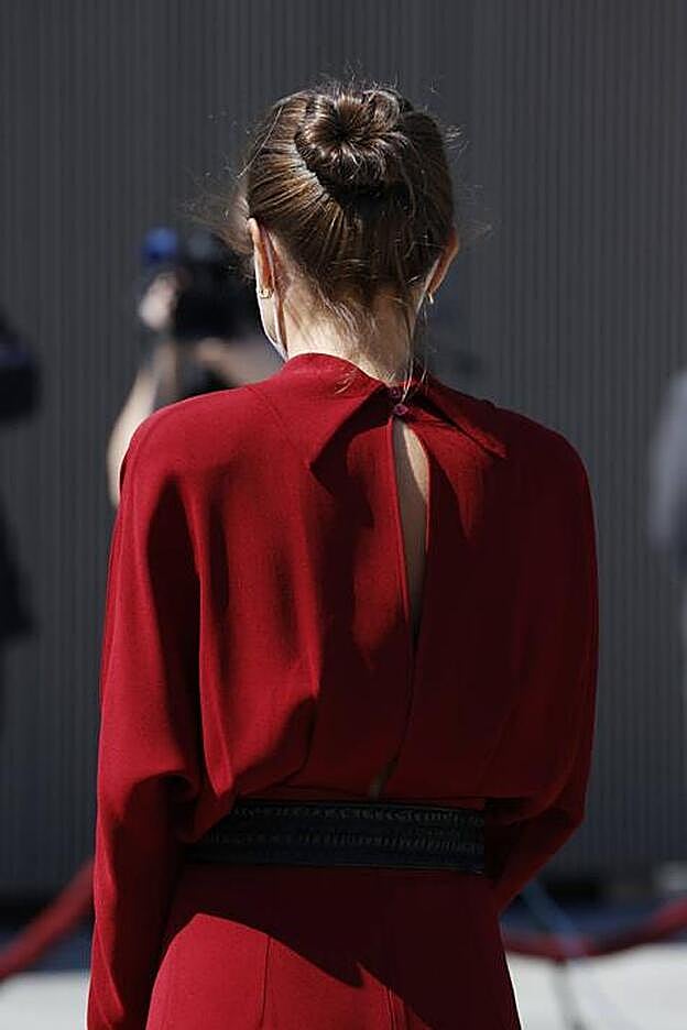 Detalle del recogido de bailarina con el que tanto vemos a Letizia en sus últimas apariciones
