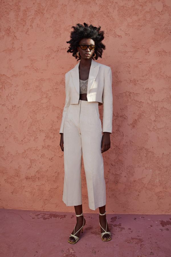 Americana corta en color blanco roto de la colección de primavera de Zara (29,99 euros)