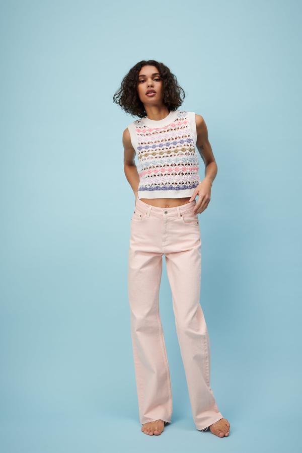 Top calado sin mangas con rayas multicolor de la nueva colección de primavera de Zara (19,99 euros)