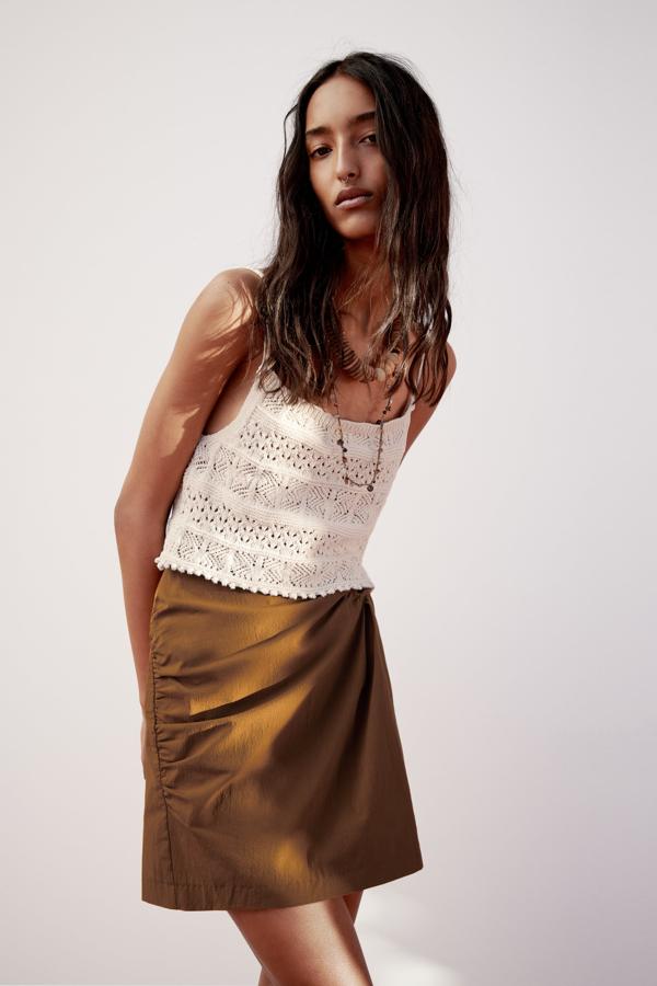 Top de tirantes calado en color crudo de Zara (22,99 euros)