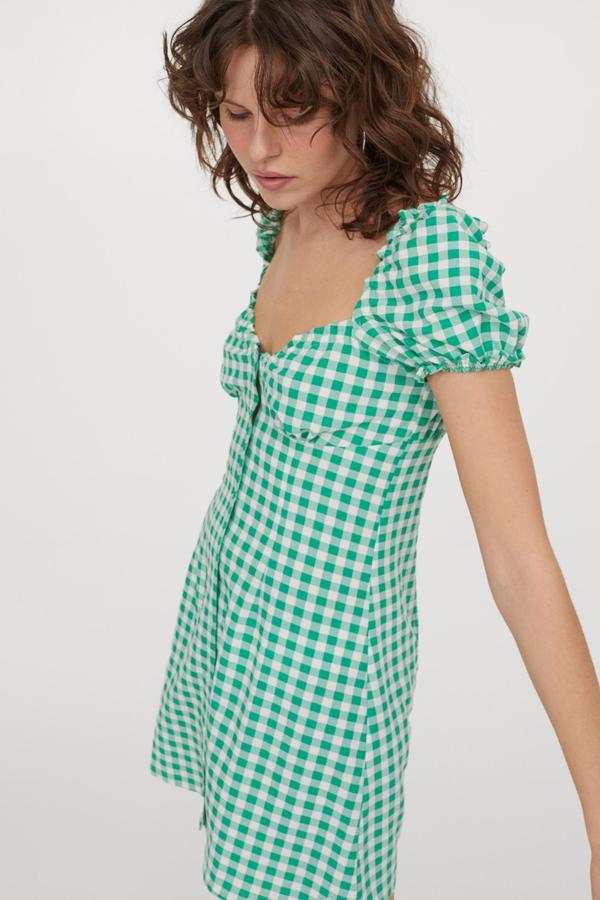 Mini vestido con estampado vichy en blanco y verde la nueva colección de primavera de H&M (19,99 euros)