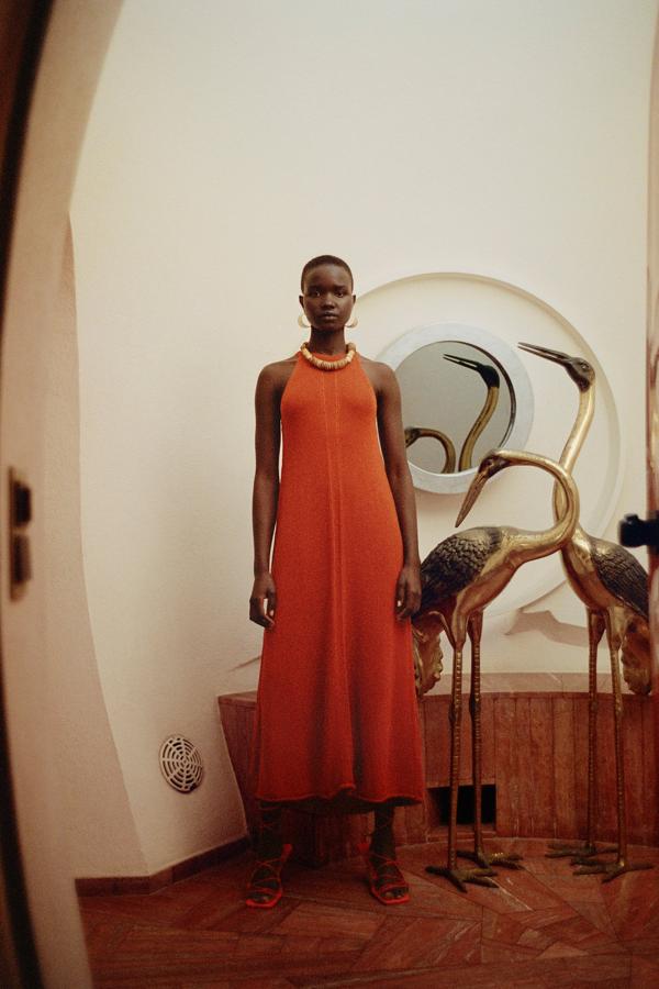 Vestido midi con escote halter en color rojo de la nueva colección de primavera de Zara (29,99 euros)