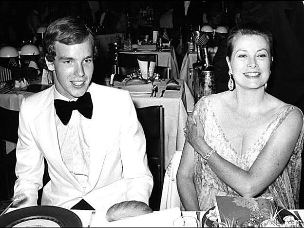 Durante años el príncipe afirmó que no se casaba porque no encontraba a nadie que igualara a su madre.