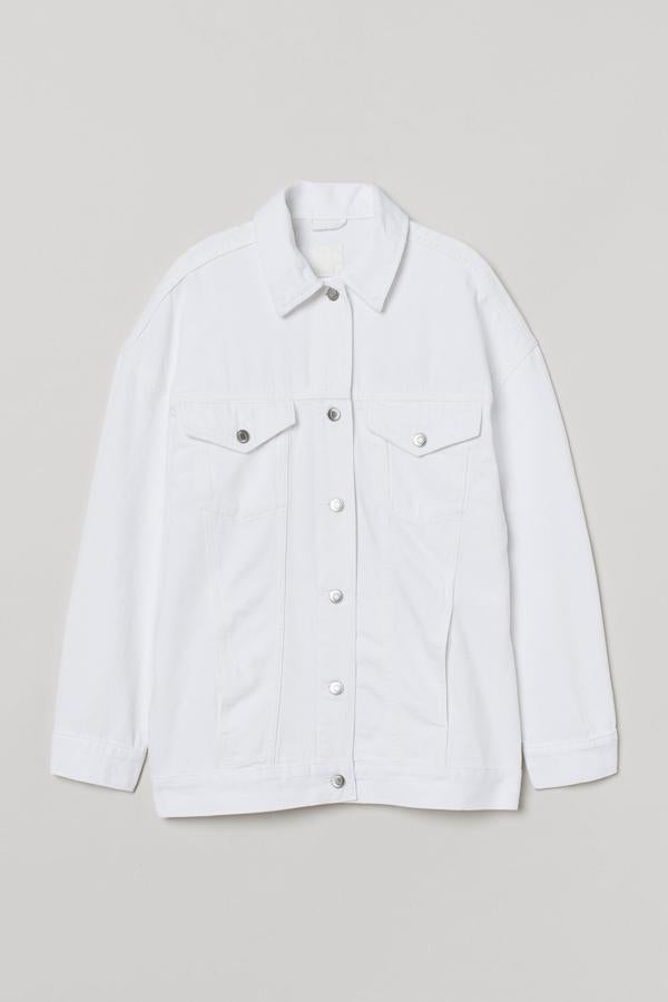 Con diseño oversize, esta cazadora denim de color blanco cuenta con botones en la parte delantera y en los puños y tiene un precio de 39,99 euros. Es de H&M.