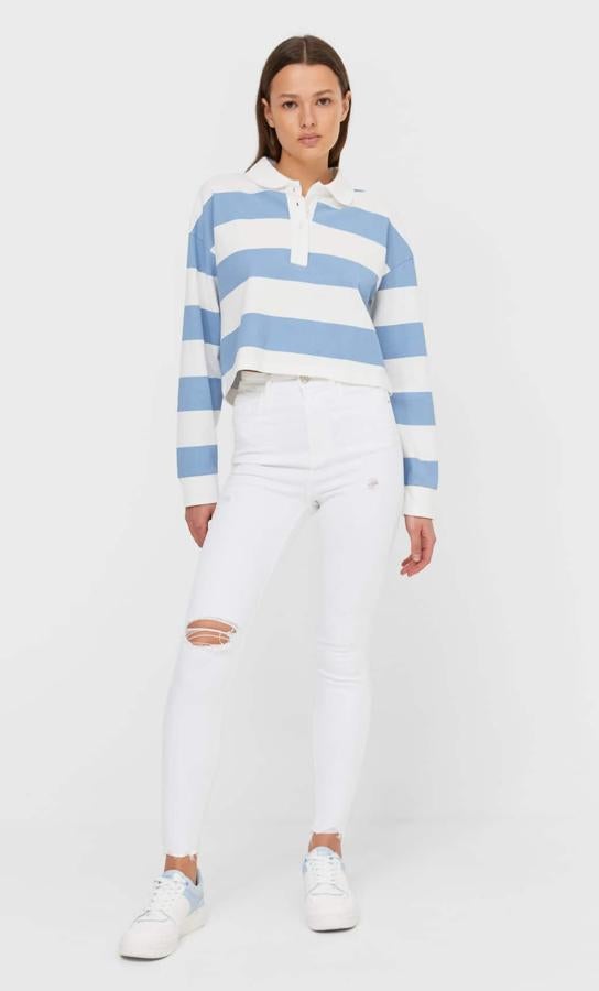 Estos jeans skinny fit de tiro alto en color blanco cuentan con detalle de rotos y bajos desflecados. Son de Stradivarius y tienen un precio de 19,99 euros.