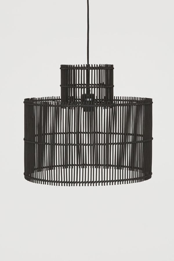 Esta lámpara colgante en metal pintado y bambú de color negro tiene un precio de 79,99 euros.