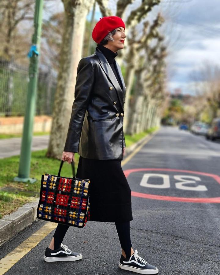 Para los días de más frío y para las que tengan el negro como modo de vida, este look es perfecto. Carmen ha combinado la blazer con una falda midi y un jersey de cuello vuelto. Añade unas zapatillas cómodas como estas Vans y estarás perfecta.