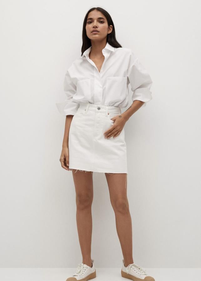 Disponible en varios colores, esta minifalda denim con tiro alto y trabillas es de Mango y tiene un precio de 19,99 euros.