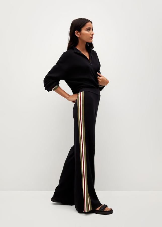 Pantalón ancho de tiro alto con bandas tricolores en el lateral y aperturas en el bajo, de Mango (39,99 €).