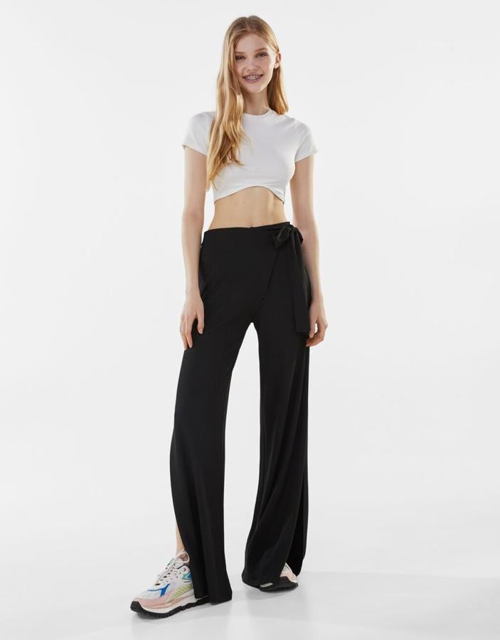 Pantalón pareo de corte ancho con aperturas laterales en el bajo, de Bershka (22,99 €).