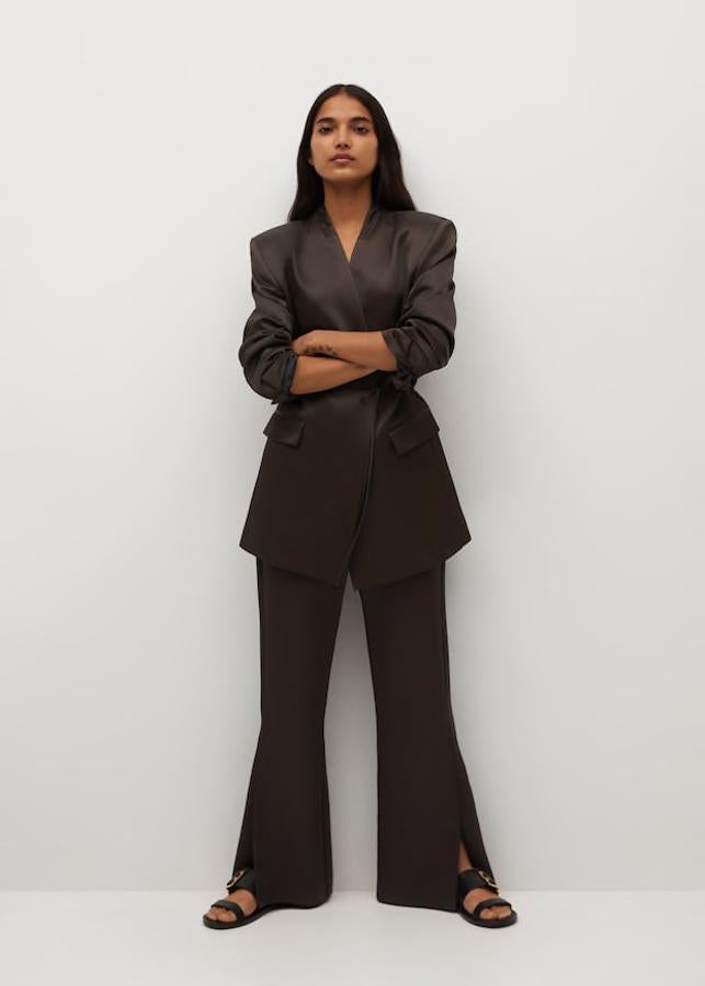 Pantalón ancho de tejido fluido con aperturas frontales en el bajo, de Mango (49,99 €).