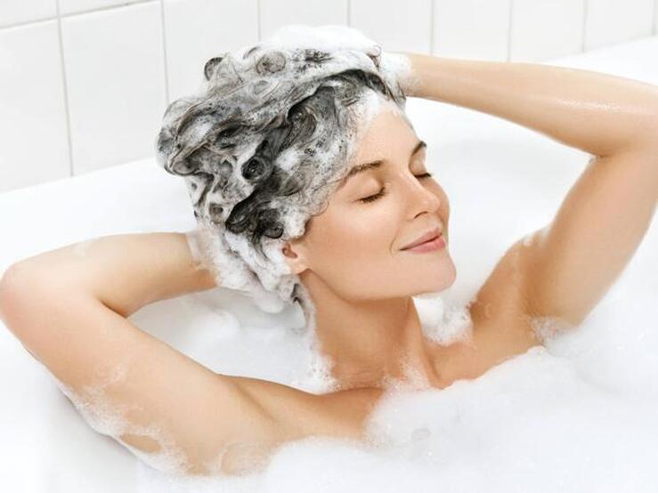 Fotos: Prechampú, el aliado que no sabías que necesitabas para una melena fuerte e hidratada (sobre todo en primavera)