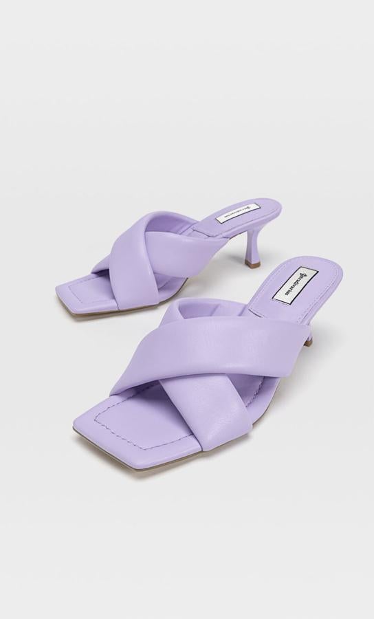 Disponible en malva, crudo o beige, esta sandalia con tiras cruzadas en material acolchado una altura de seis centímetros tienen un precio de 25,99 euros.