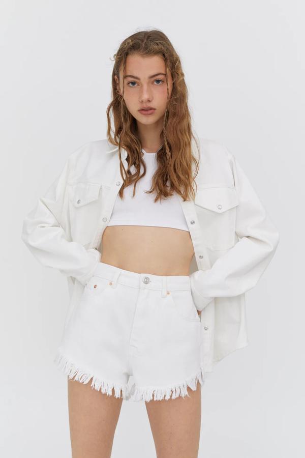Con el bajo desflecado, estos shorts denim de color blanco cuentan con tiro alto y cintura con trabilla. Son de Pull & Bear y tienen un precio de 19,99 euros.