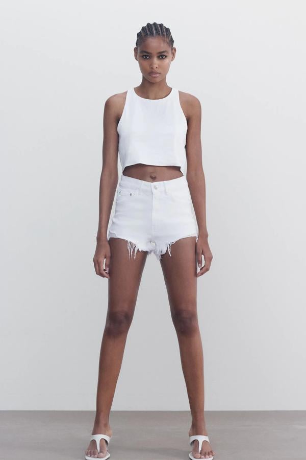 De tiro alto y en tejido ligeramente elástico, estos shorts denim en color blanco cuentan con bajo deshilachado y tienen un precio de 15,95 euros. Son de Zara.
