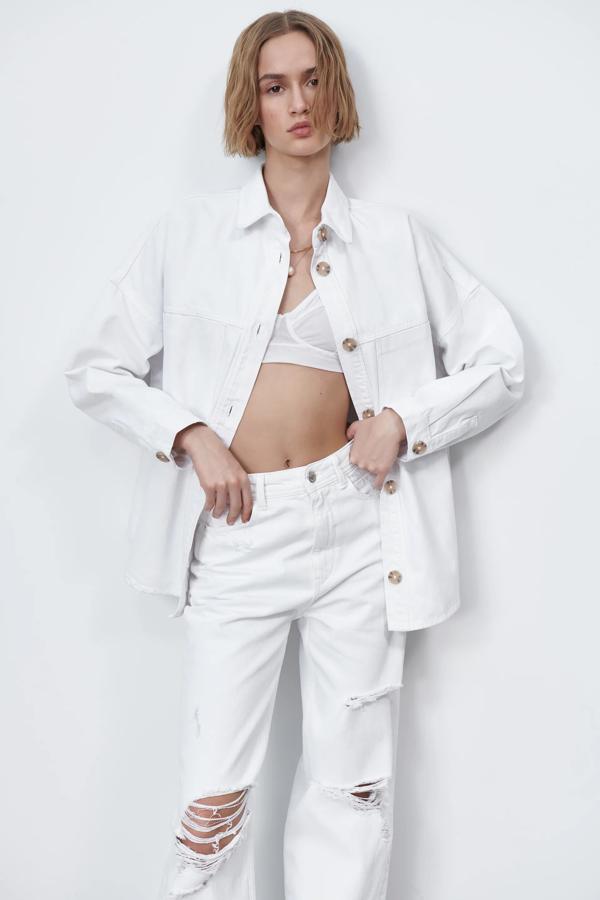Esta sobrecamisa denim en color blanco cuenta con cierre frontal con botones y bolsillos delanteros de plastrón. Es de Zara y tiene un precio de 25,95 euros.