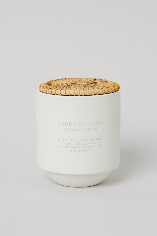 Esta verla aromática en recipiente de cerámica y tapa trenzada de ratán tiene un precio de 14,99 euros.