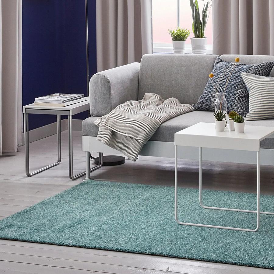 Disponible en varios colores, esta alfombra turquesa de pelo corto tiene unas medidas de 133x195 centímetros y su precio actual es de 29 euros.